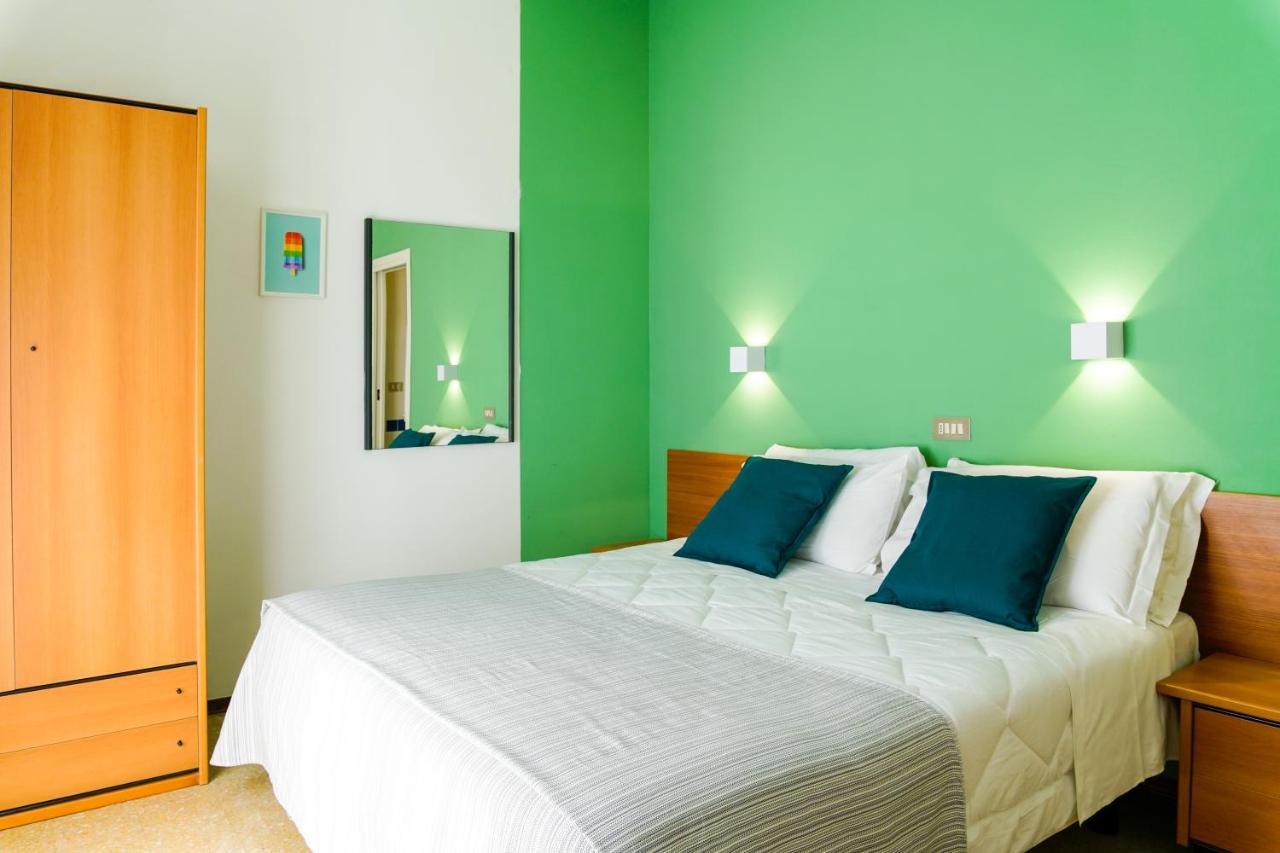 Hotel Mon Pays Римини Екстериор снимка