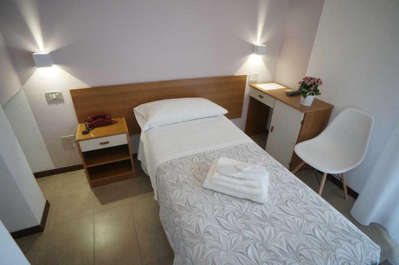 Hotel Mon Pays Римини Екстериор снимка