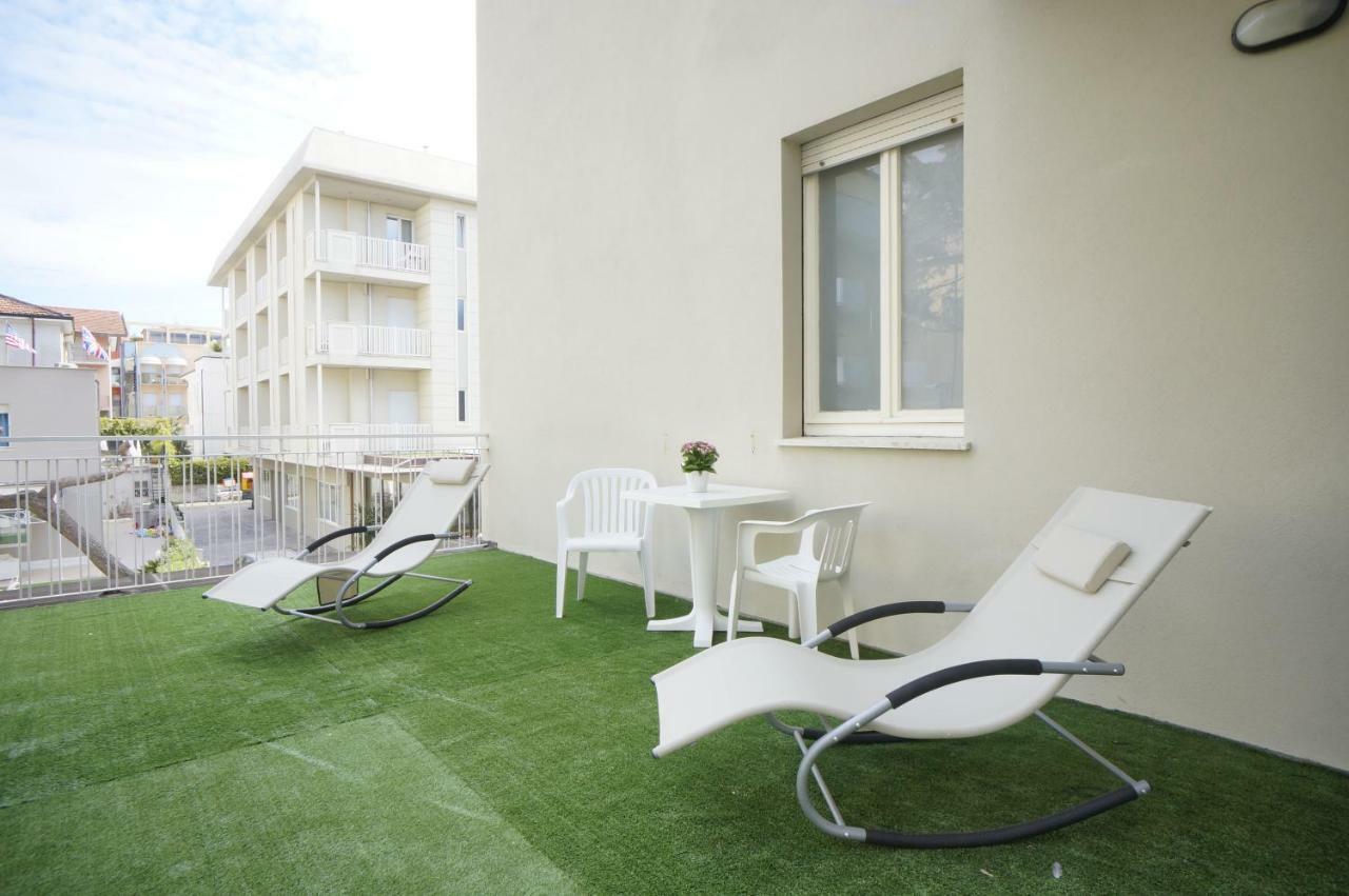 Hotel Mon Pays Римини Екстериор снимка