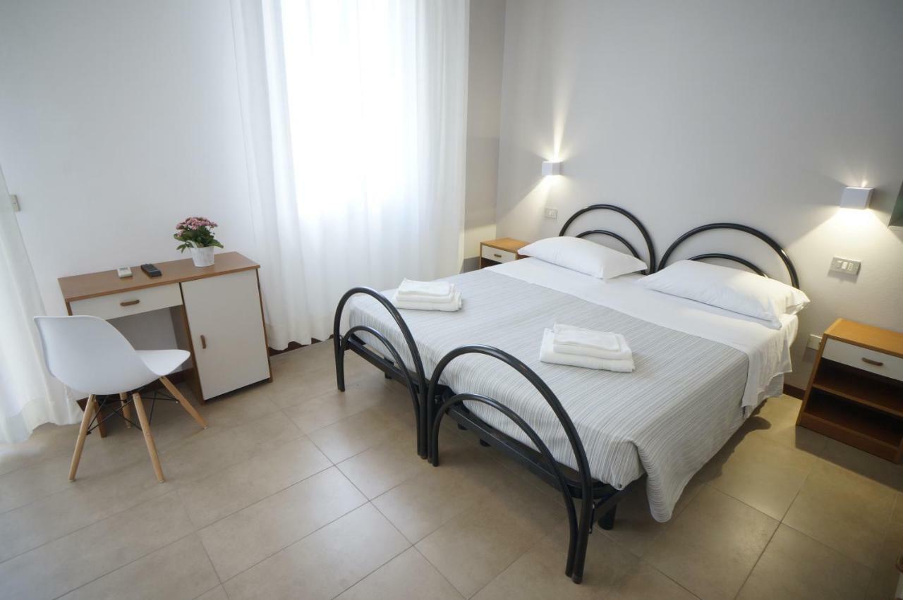 Hotel Mon Pays Римини Екстериор снимка