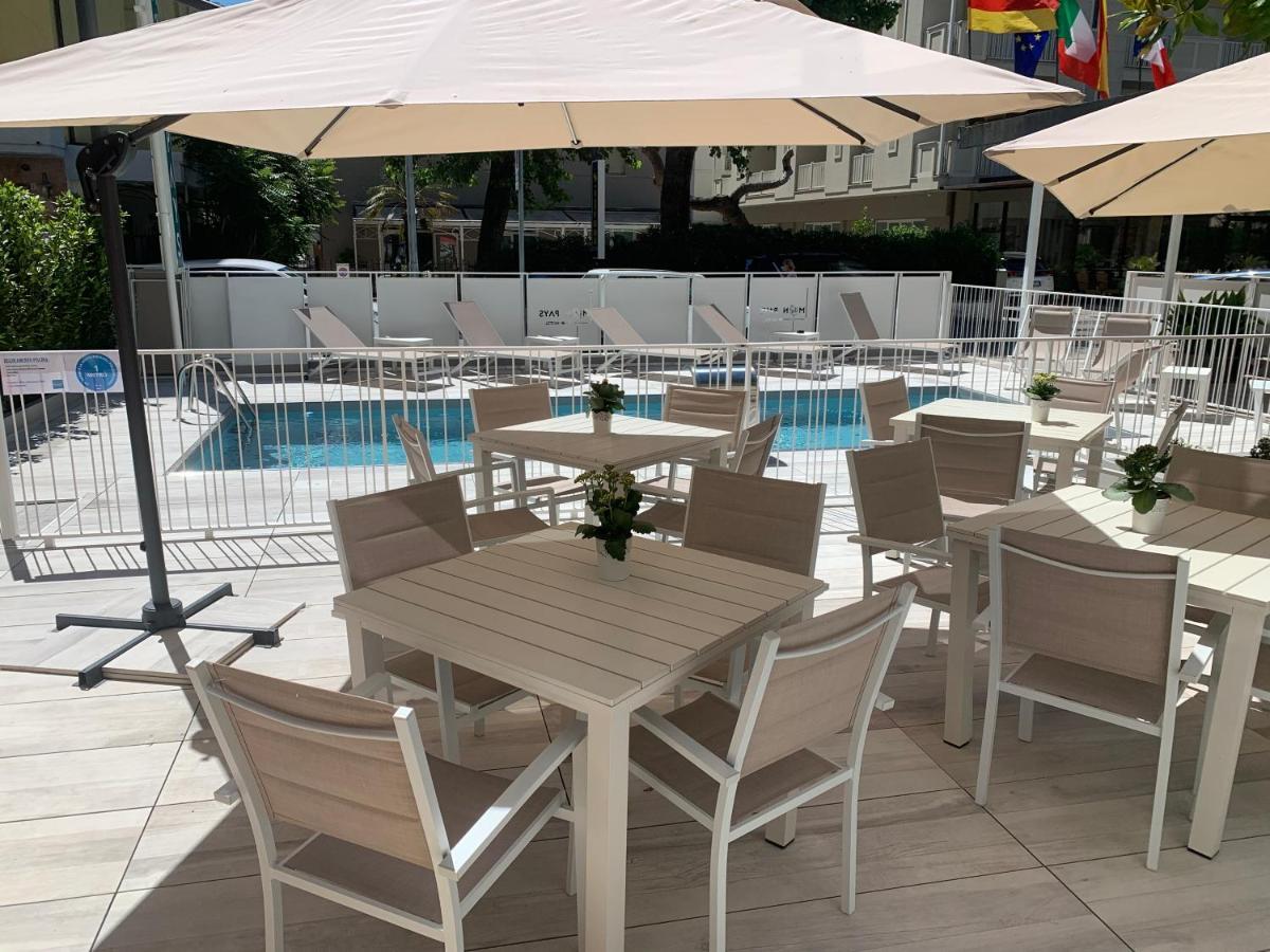 Hotel Mon Pays Римини Екстериор снимка